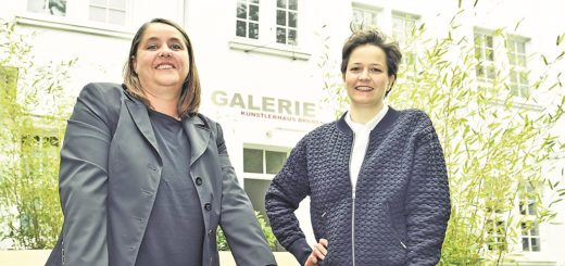 Geschäftsführerin Nicole Nowak (l.) und Kuratorin Nadja Quante (r.) kümmern sich um alle Abläufe im Künstlerhaus Bremen.Foto: Schlie