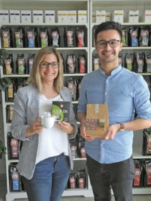 Geschäftsführerin Cornelia Dotschat und Vertriebsleiter Heradin Bayrak präsentieren die Kaffeevielfalt von „De Koffiemann“. Foto: Preuschoff