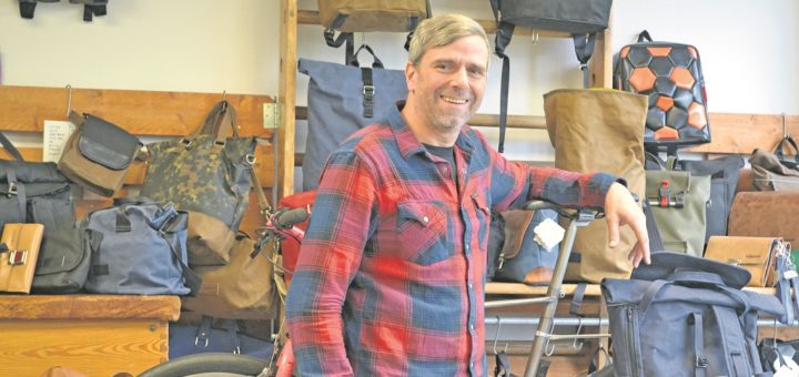 Vor mehr als 20 Jahren nähte Uwe Arndt seine erste Tasche aus einer ausrangierten Luftmatratze vom Sperrmüll. Inzwischen verkauft er seine Kreationen unter dem Label Lumabag europaweit. Foto: pv