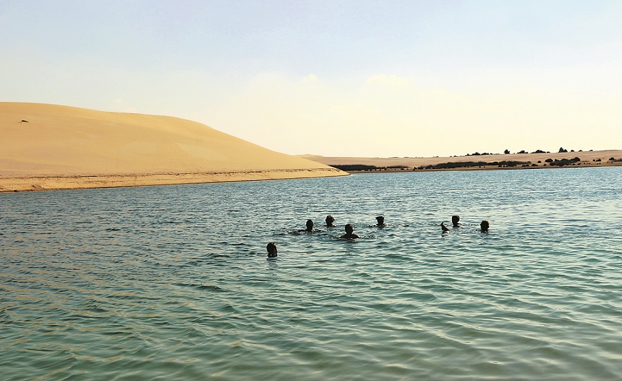 Wo Wüste und Wasser sich küssen: Im salzigen Wasser des Magic Lake kann man sich auch bei einem Bad erfrischen.