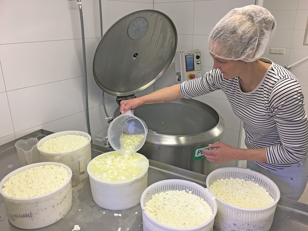 Nach der Schule ließ sich Heike Klatte zur Speditionskaufrau ausbilden, war auf Tankschiffen unterwegs. Jetzt produziert sie Käse.