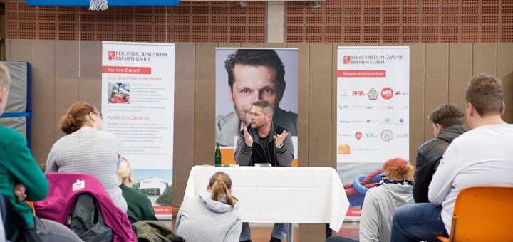 Gut eineinhalb Stunden lang sprach Uli Borowka (Mitte) über sein Doppelleben als Ex-Fußballprofi und Alkoholiker. Foto: BBW-Bremen