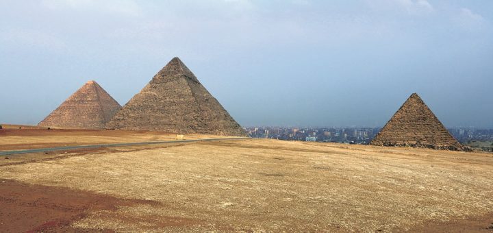 Die immer weiter wachsende Hauptstadt Kairo ist mittlerweile bis auf wenige hundert Meter an die Pyramiden herangerückt. Fotos: Bollmann