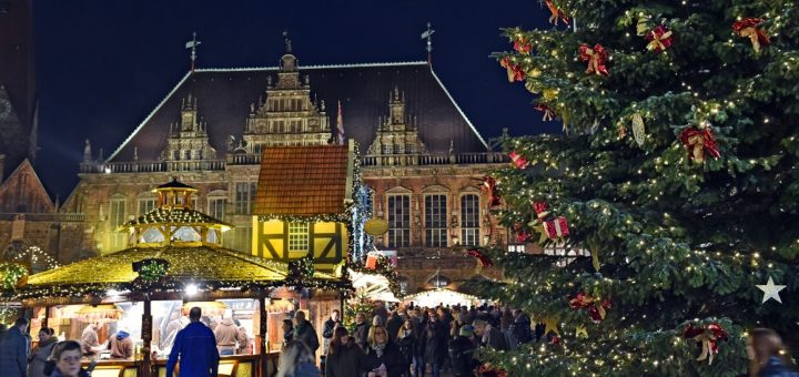 Der Bremer Weihnachtsmarkt auf dem Rathausplatz lockt mit seinem gemütlichen Flair jedes Jahr rund drei Millionen Besucher in die Innenstadt. Foto: av