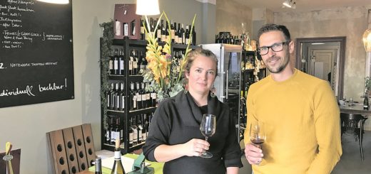 Die Neustädter Gründerin Diane Boldt setzt in ihrem Geschäft fast ausschließlich auf Bioweine. Winzer Philipp Rieger betreibt ein Weingut in Baden-Württemberg.Foto: pv