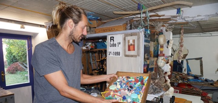 Im Keller bewahrt Chris Landrock die Plastikteile auf und gestaltet aus ihnen Bilder. Auch Treibholz sammelt er und nutzt zum Beispiel Bootsplanken als Hintergrund.Fotos: Harm