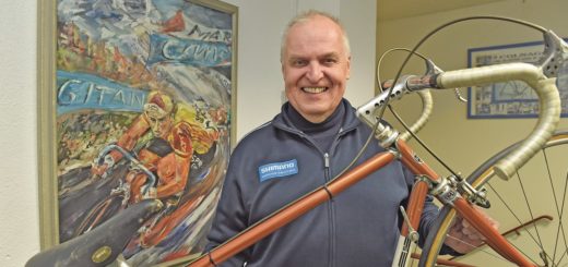 Hans-Peter Jakst mit seinem 7,5 Kilogramm leichten Olympia-Straßenrad von 1976.