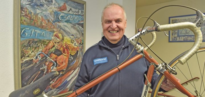 Hans-Peter Jakst mit seinem 7,5 Kilogramm leichten Olympia-Straßenrad von 1976.