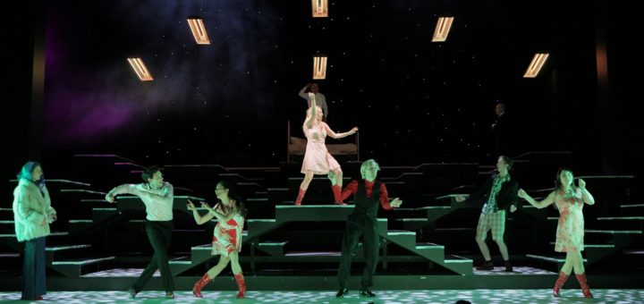 Eine aufwändige Musical-Produktion mit fabelhaften Choreografien und existenzialistischen Gedanken: „Lazarus“ im Theater am Goetheplatz. Foto: Landsberg