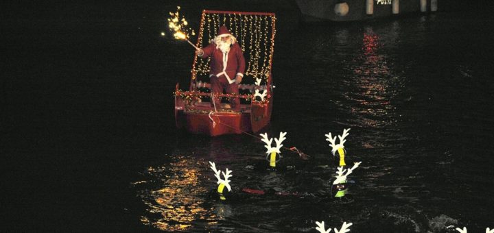 Seinen Rentieren ist es wohl zu warm in Ligurien. Deshalb weicht der Weihnachtsmann, der in Italien Babbo Natale heißt, auch mal auf ein knallrotes Boot aus. Foto: Agenzia Regionale In Liguria