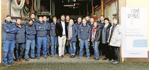 Geschäftsführer Steffen Röhrs (Mitte) hat vor vier Jahren den Heizungs- und Sanitärbetrieb seines Vaters übernommen und damit begonnen, sämtliche Prozesse im Unternehmen zu digitalisieren. Foto: Uwe Röhrs GmbH