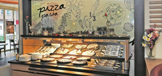 Das Pizza- und Pasatbüfett im Pizza Hut – die Beschreibungen stehen auf abgenutzten Papierzetteln.Foto: Schlie