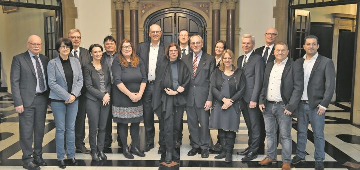 Die Mitglieder des Bremer Senats trafen sich am Dienstag im Rathaus mit Vertretern der Handwerkskammer zum Gedankenaustausch. Foto: Schlie