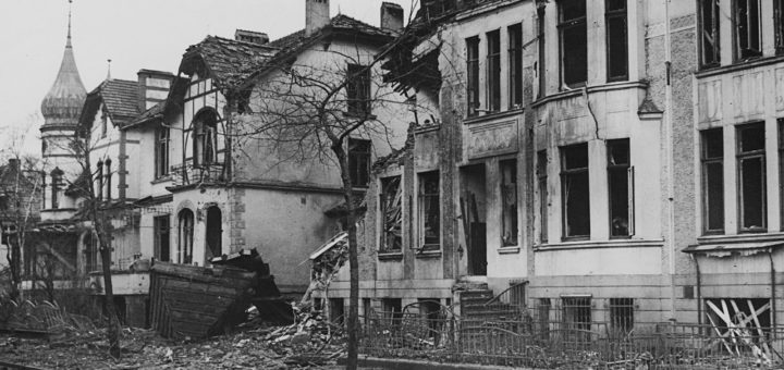 Während des Zweiten Weltkriegs blieb auch die Georg-Gröning-Straße nicht von Bombenangriffen verschont. Dieses Foto ist nach an einem Luftangriff am 26. November 1943 an der Ecke zur Donandtstraße entstanden. Foto: Walter Cüppers/Staatsarchiv Bremen