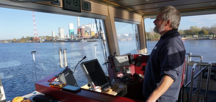 Schiffsführer Rüdiger Arndt arbeitet seit 30 Jahren bei den Fähren Bremen-Stedingen. Fotos: Harm