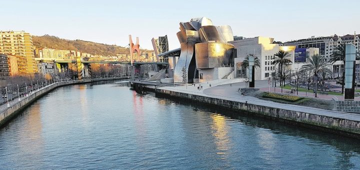 Das Guggenheim-Museum am Ufer des Nervión: Ein Hingucker im Licht der untergehenden Sonne. Foto: Meister