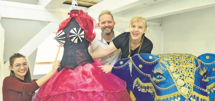 Mit Stolz präsentieren (von links) Marie Tödemann, Martin Sasse und Janine Jaeggi eines der liebevoll handgearbeiteten Kostüme. Foto: Schlie
