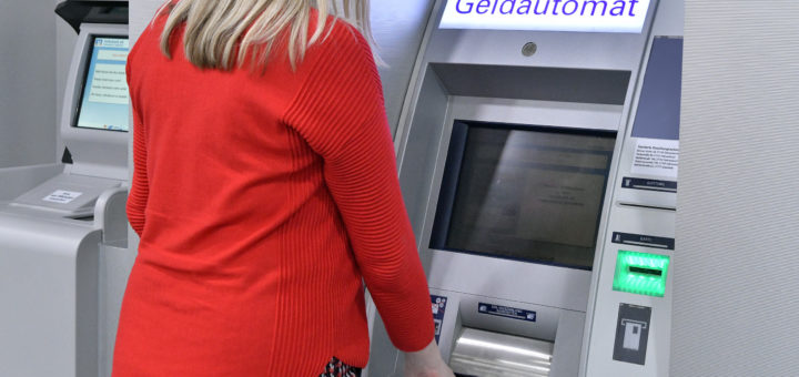 An den Geldautomaten bekommt man weiterhin Bargeld. Foto: Konczak