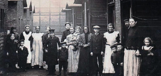 Familien aus Böhmen vor den einfachen Arbeiterhäusern der Enklave. Foto: Archiv Dr. Ruppert