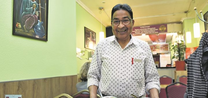 Die Herzlichkeit in Person: Lal Amrit serviert in seinem Indian Curry House.Foto: Schlie