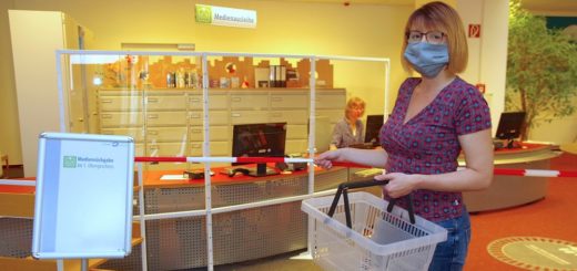 „Pro Kunde ein Körbchen“, lautet eine der neuen Hygieneregeln in der Stadtbücherei Delmenhorst.Foto: Richter
