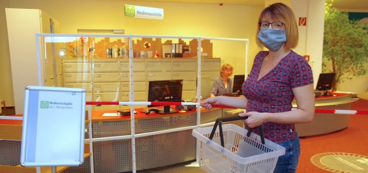 „Pro Kunde ein Körbchen“, lautet eine der neuen Hygieneregeln in der Stadtbücherei Delmenhorst.Foto: Richter