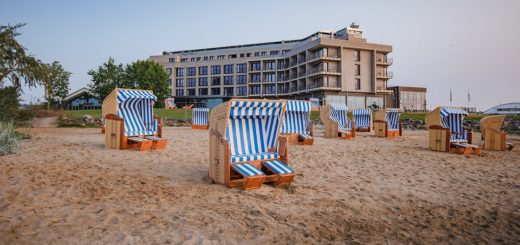Frische Ostsee-Brise inklusive: Das Arborea Lifestyle Hotel liegt an der Lübecker Bucht und verfügt über einen eigenen Strandbereich.Foto: Arborea Marina Resort