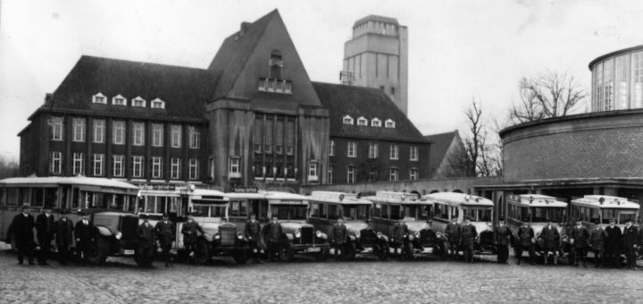 Die Ende 1932 entstandene Aufnahme zeigt die Fahrzeugflotte der späteren Stadt-Omnibus-Betreiber Sager und Klobke vor dem Rathaus. Foto: Stadtarchiv Delmenhorst