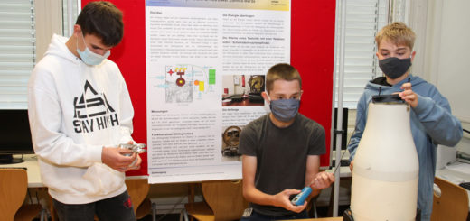 Nico Bäker, Jannick Werde und Bjarne Stürtz (von links) haben beim Wettbewerb „Schüler experimentieren“ ein Verfahren zur Stromerzeugung aus Abwärme entwickelt. Foto: Böhme