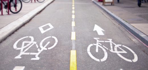 Eine Protected Bike Lane schützt durch die räumliche Trennung sowohl Radfahrer vor dem ­motorisierten Verkehr, als auch Fußgänger vor dem Radverkehr. In Bremen sammelt die Behörde derzeit Vorschläge für geschützte Radwege in den Stadtteilen. Foto: Pixabay/DGislason