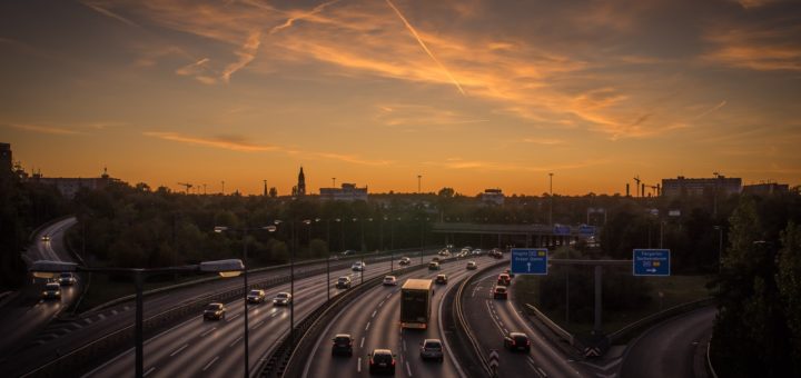 Kein Vergleich zu Vorjahren: Der Verkehr auf den deutschen Autobahnen erreicht in diesem Sommer nicht die Dimensionen, die man sonst während der Hochsaison erwartet. Foto: Michael Kauer auf Pixabay