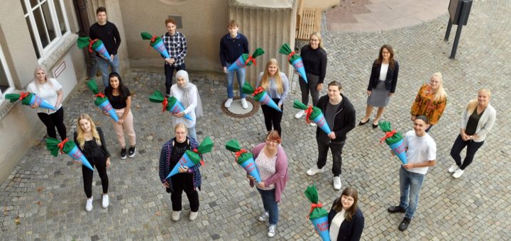 Zum neuen Ausbildungsjahr begrüßt die Stadtverwaltung Delmenhorst insgesamt 28 junge Menschen auf ihrem Karriereweg.Foto: Konczak