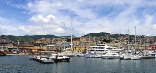 Die Hafenstadt Genua ist malerisch zwischen Mittelmeer und Apennin-Gebirge gelegen. Foto: Pixabay