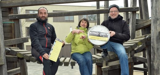 Stefan Ambrosius (v. l.), Anja Taubert und Robert Stracke organisieren mit dem Verein „Kino in der Neustadt“ Filmabende in der Nachbarschaft.Foto: Schlie