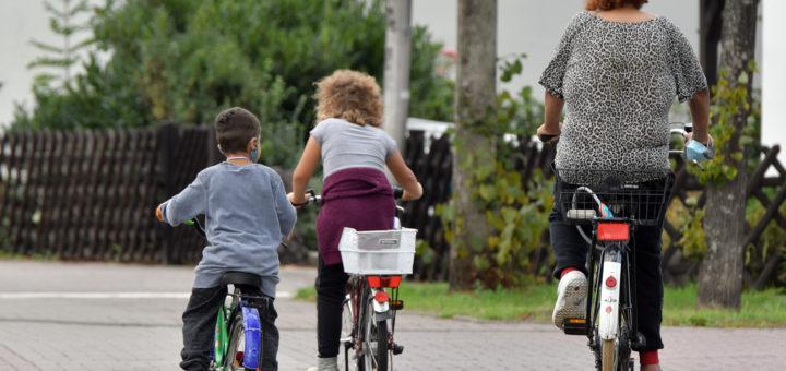 In Fahrradstraßen dürfen Radfahrer nur überholt werden, wenn ein Sicherheitsabstand von 1,5 Metern eingehalten werden kann. Ansonsten ist hinter ihnen zu fahren. Foto: Konczak