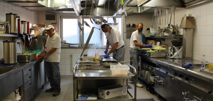 In der Großküche am Seesenthom bereitet das Küchenteam um Jörg Sager (Mitte) für die Übungsdienste und für Großeinsätze die Verpflegung der Kameraden zu.Foto: Füller