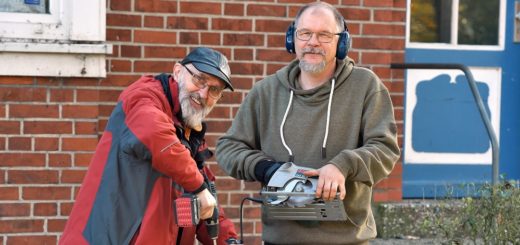 Horst Christoph und Torsten Marold (v. l.) suchen nach Männern, die sich ehrenamtlich und handwerklich im Stadtteil engagieren wollen.Foto: Schlie