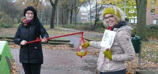 Elena Friedrich (links) und Sarah Bade-Przesang zeigen, wie man Corona-konform am 6. Dezember Nikolaus Laufen gehen kann. Foto: Neeland