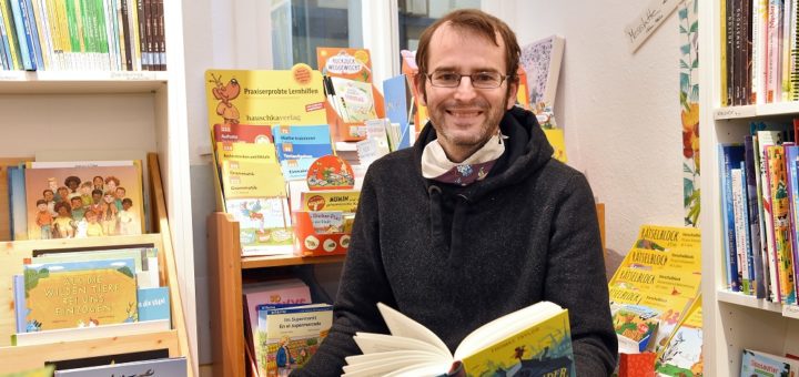 Buchhändler Sven Odens packt eine Bücherkiste für das Gewinnerkind. Foto: Schlie