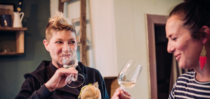 Spitzenköchin Luka Lübke (l.) und Weinexpertin Diane Boldt laden zwei Leser zur Veranstaltung „Protagonist Wein“ ein. Foto: @daslichtbildstudio