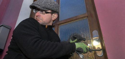 Über 80 Prozent der Einbrecher dringen durch die ungesicherte Haustür oder Fenster ins Haus ein. Foto: Konczak
