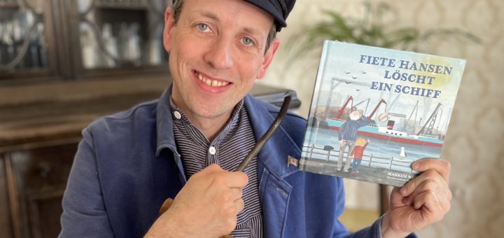 Schauspieler Markus Weise ist unter die Schriftsteller gegangen. Stolz präsentiert er sein Kinderbuch über Fiete Hansen.Foto: pv