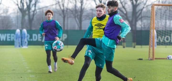 Werder-Trainer Florian Kohfeldt ist davon überzeugt, dass sich der junge Eren Dinkci im Profifußball etablieren wird. Foto: Nordphoto