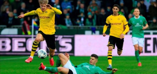 Milot Rashica versucht Dortmunds Erling Haaland den Ball wegzugrätschen. Für beide Angreifer lief es zuletzt nicht besonders gut. Foto: Nordphoto