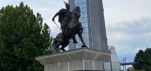 Die Skanderbeg-Statue von Pristina. Ähnliche Statuen des Freiheitskämpfers findet man auch in Tirana und Skopje. Im Hintergrund ist das Regierungsgebäude des Kosovo zu sehen.Foto: pv