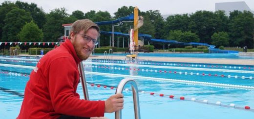 Kann im Schlossparkbad endlich wieder seinen normalen Job machen: Schwimmmeister Pascal Koch. Foto: Lenssen
