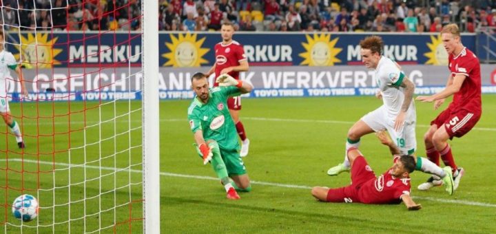 Spiele gegen Düsseldorf sind ganz nach seine m Geschmack: Werders Doppelpacker Josh Sargent (weißes Trikot). Foto: Nordphoto