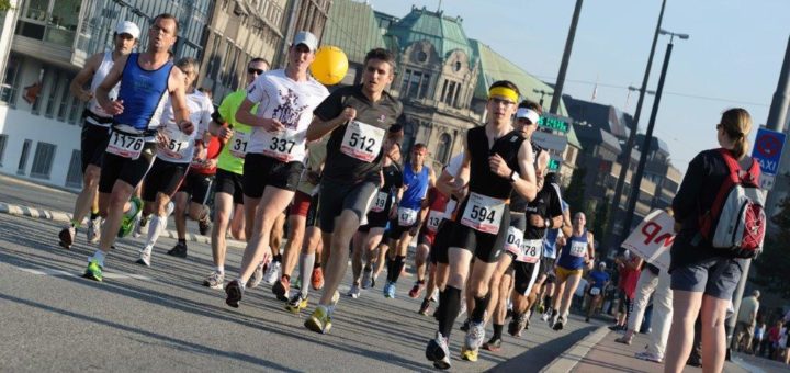 In den besten Jahren liefen 7.000 oder 8.000 Teilnehmer am Marathon-Wochenende durch die Hansestadt. Foto: Nordphoto