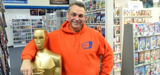 Olaf Ernsting betreibt die letzte Videothek Bremens. In der Video Boxx bietet er um die 8.600 Filme und Spiele im Verleih und Verkauf an. Foto: Schlie