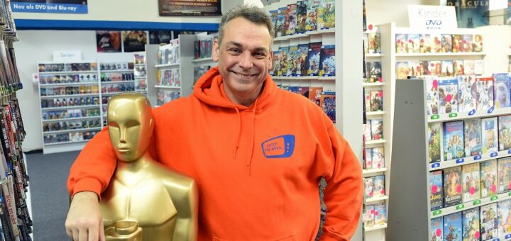 Olaf Ernsting betreibt die letzte Videothek Bremens. In der Video Boxx bietet er um die 8.600 Filme und Spiele im Verleih und Verkauf an. Foto: Schlie